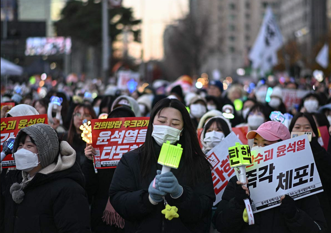 K-pop, villancicos y guillotinas en protestas contra presidente de Corea del Sur