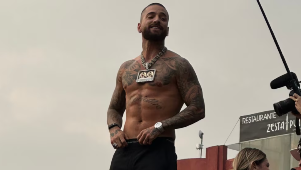 Maluma anuncia fechas de conciertos en México sobre un Turibus en el Monumento a la Revolución