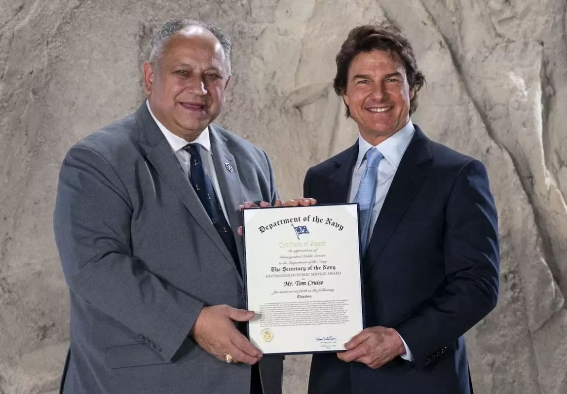 Tom Cruise es reconocido con el máximo honor de la Marina de EU por su trabajo en 'Top Gun'