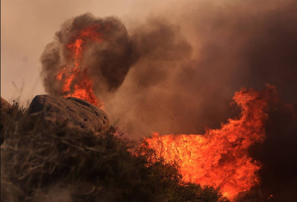 Miles de personas evacuadas por imparable incendio forestal en Malibú