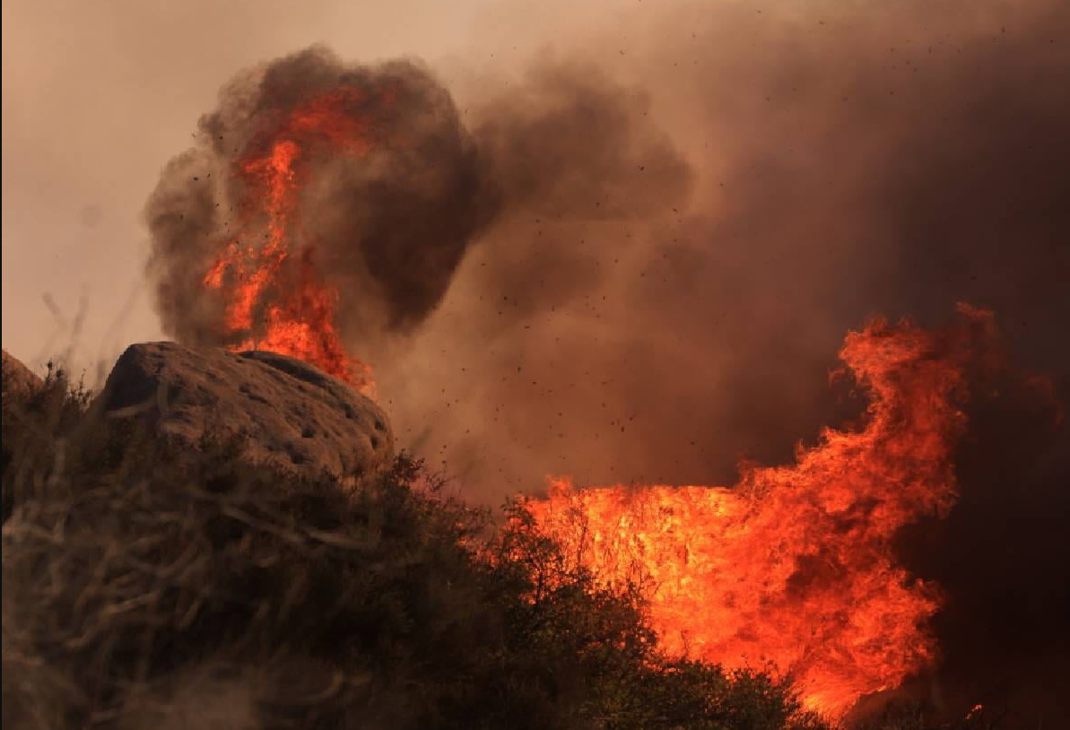Miles de personas evacuadas por imparable incendio forestal en Malibú