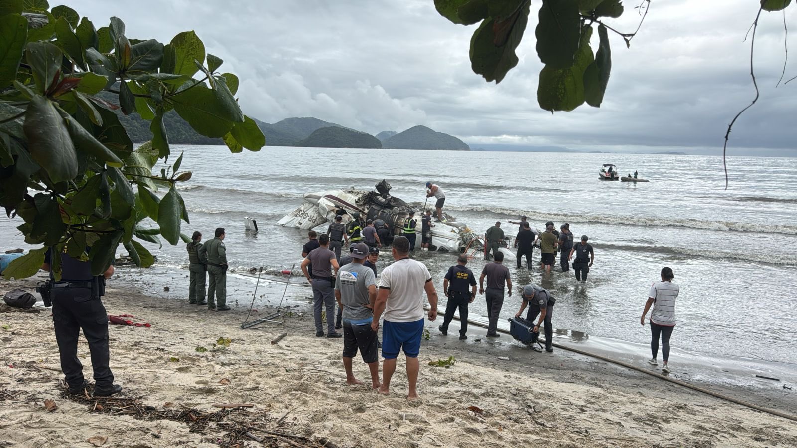 VIDEO: Avioneta se estrella y explota en playa de Brasil