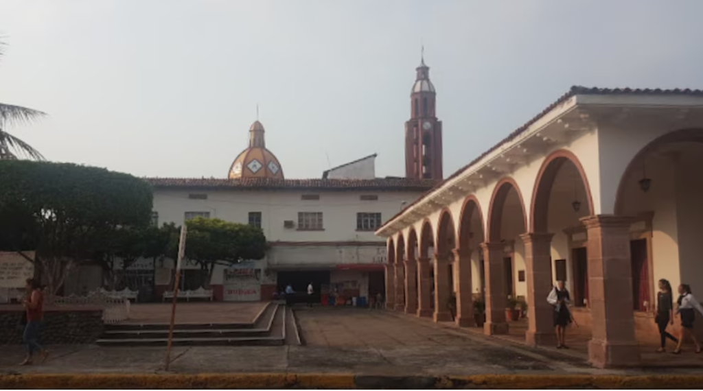 Dejan cabezas humanas afuera del Teatro Constitución en Michoacán