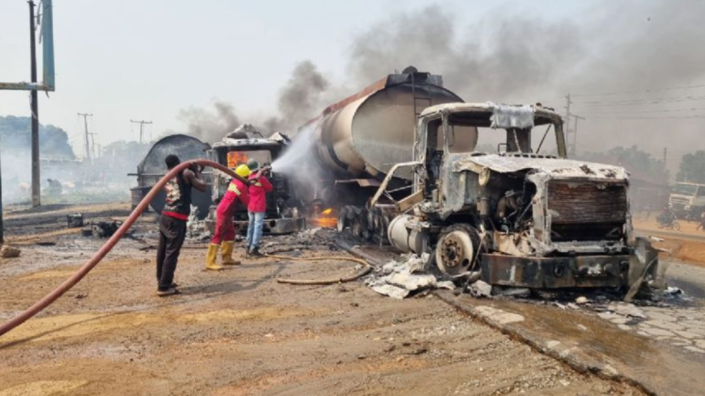 Rapiña de combustible en pipa accidentada deja 70 muertos