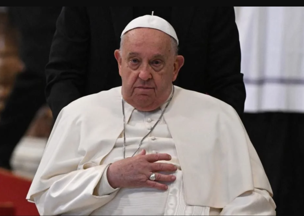 El Papa Francisco sufre caída y se lesiona el brazo derecho