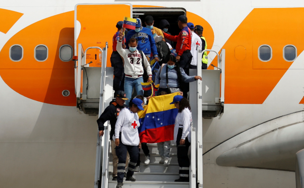 Aterrizan en Venezuela casi 250 migrantes procedentes de México tras su deportación desde EU