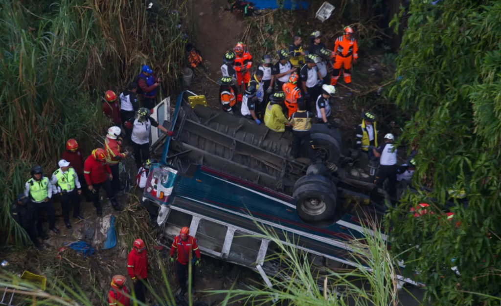 Confirman que hay un mexicano entre los 54 muertos tras accidente en Guatemala