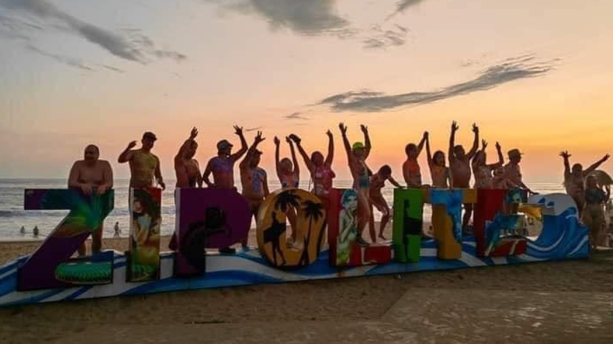 Miles de turistas participaron en el Festival Nudista 2025 en Zipolite, Oaxaca