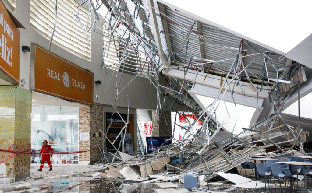 Se desploma techo de un centro comercial en Perú; hay personas atrapadas