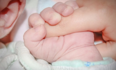 Bebé da positivo a cocaína y fentanilo; padre arrestado en persecución