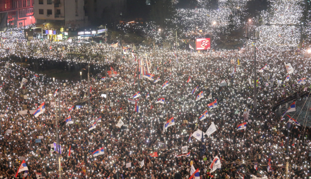 Cientos de miles protestan contra el presidente Aleksandar Vucic