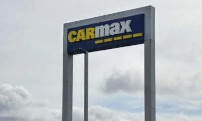 Conductor arremete con vehículo en agencia de autos en sur de California; hay 8 heridos