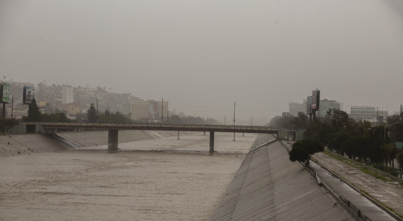 EU construye muro sobre canal del río Tijuana pese a tratados que lo impedían