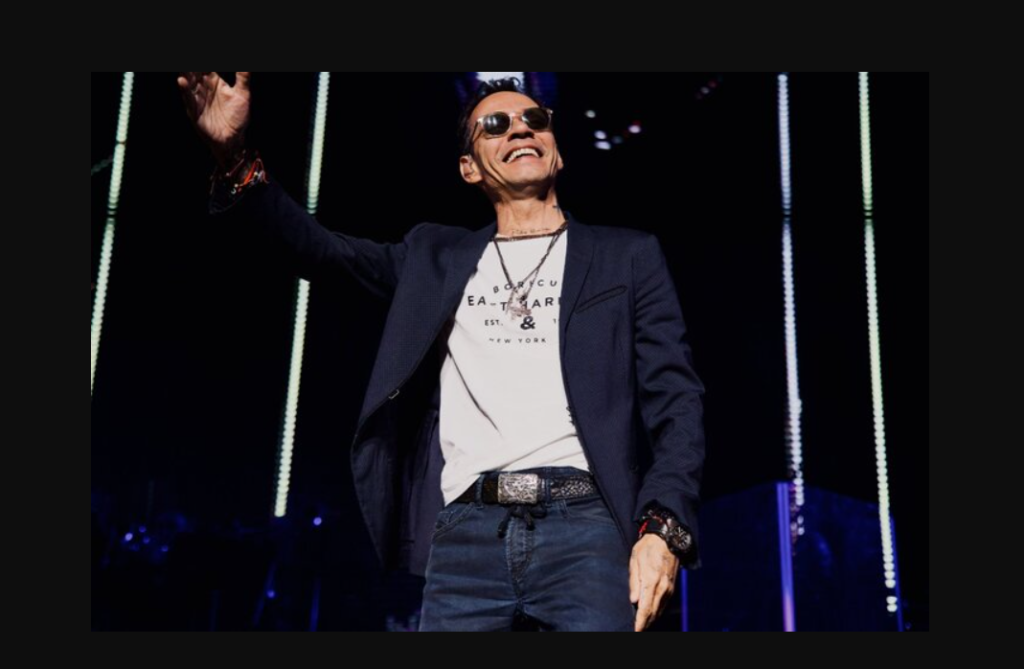 Marc Anthony explota contra fan que le lanzó una botella en pleno concierto