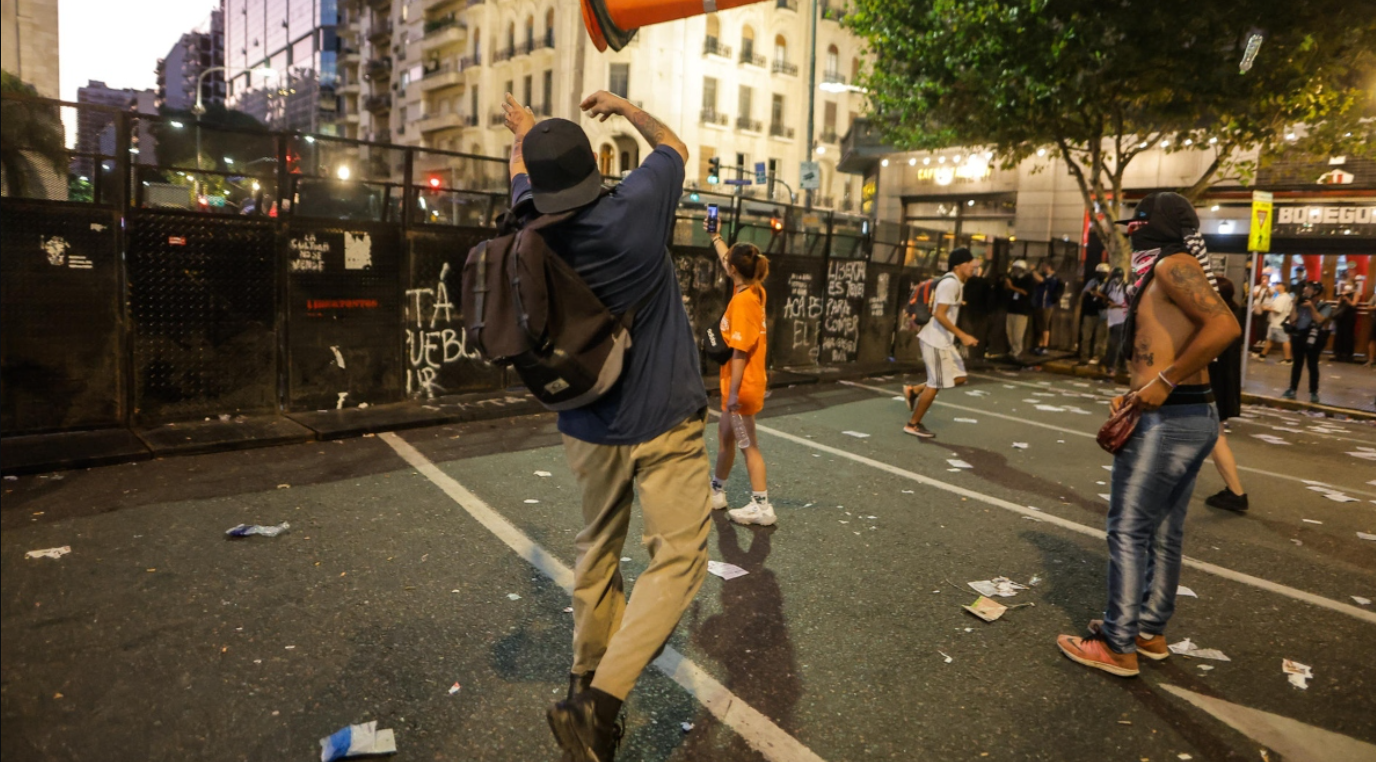 Miles de argentinos se suman a la marcha de jubilados tras violenta represión policial