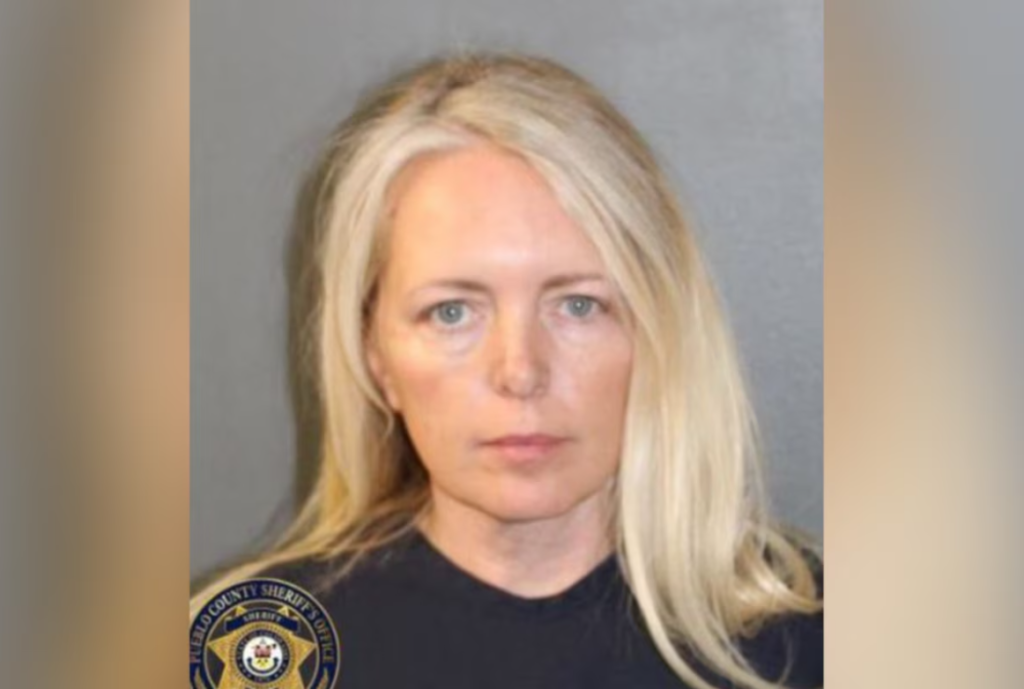 Mujer abandona a su madre con demencia en una casa con 54 perros hambrientos