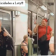 Pasajeras del Metro le cantan Las Mañanitas a vendedora ambulante