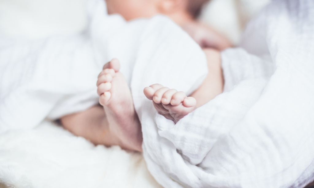 Rescatan a bebé transportado en bolsa del súper para su venta en Italia