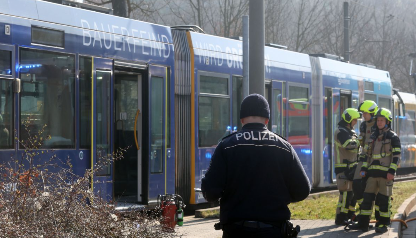 Un hombre prende fuego a su esposa en un tranvía en el este de Alemania