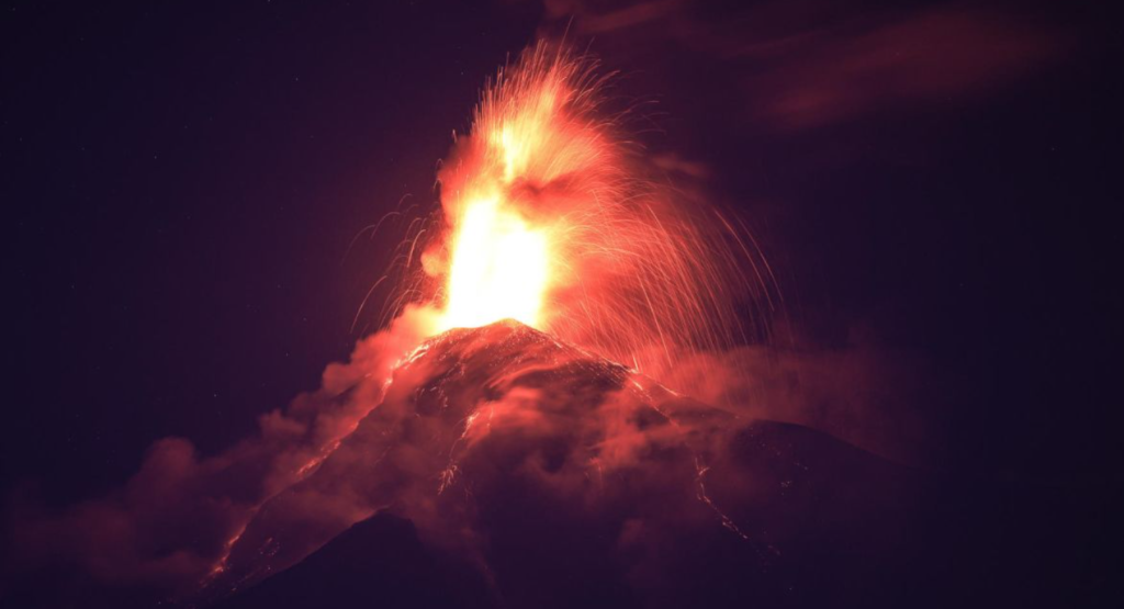 Volcán de Fuego en Guatemala pone en alerta a su población por erupciones