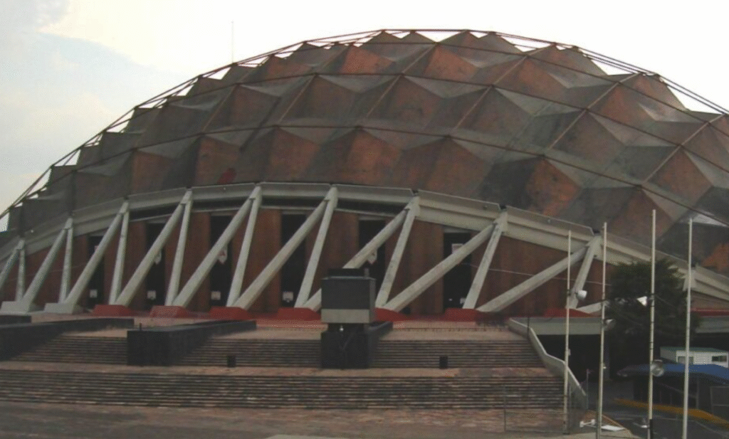 Colapsa grada durante concierto de Quevedo en Palacio de los Deportes; tres personas heridas