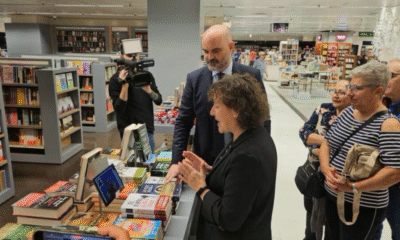 España abre tienda que atiende en lengua de signos