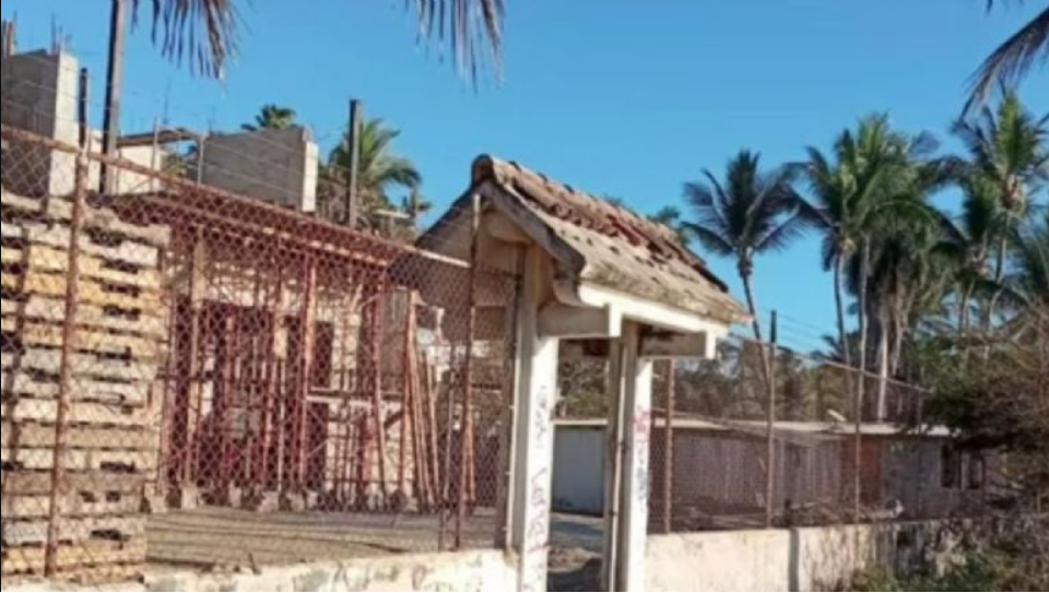Multarán con hasta 150 mil pesos a extranjera que quiso apropiarse de una playa en Nayarit