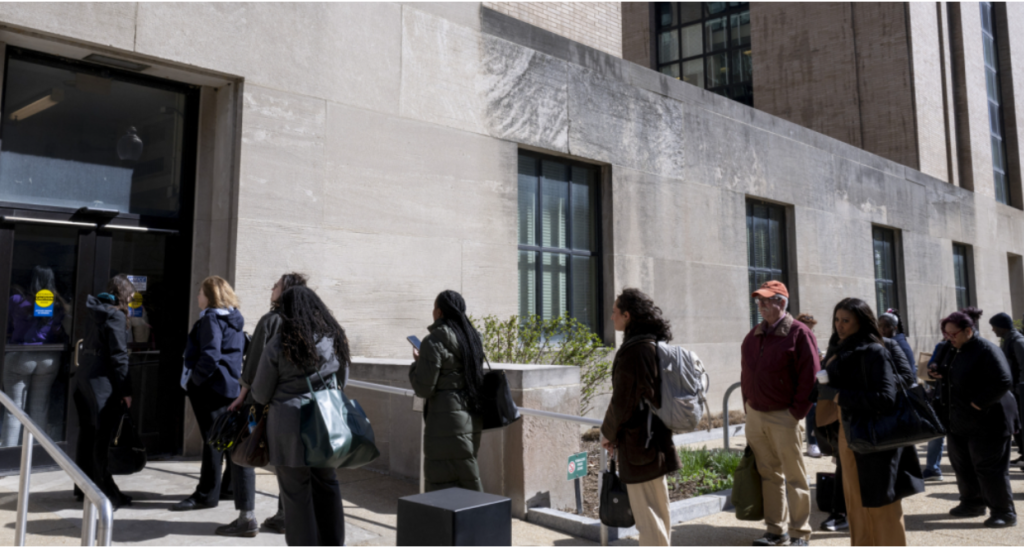 Trump comienza el despido de 10 mil trabajadores del sector Salud