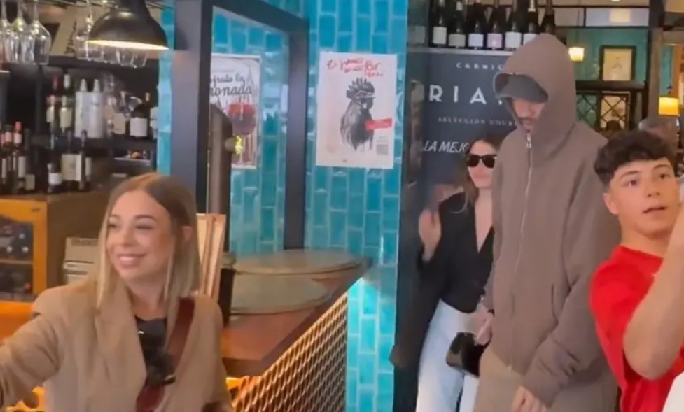 Abuchean a Gerard Piqué y a Clara Chía en bar de España