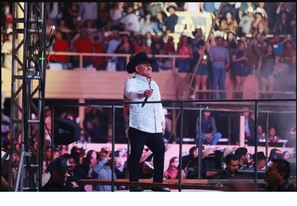 Chuy Lizárraga es acusado de homofóbico por su reacción al ver a dos hombres besándose en su concierto
