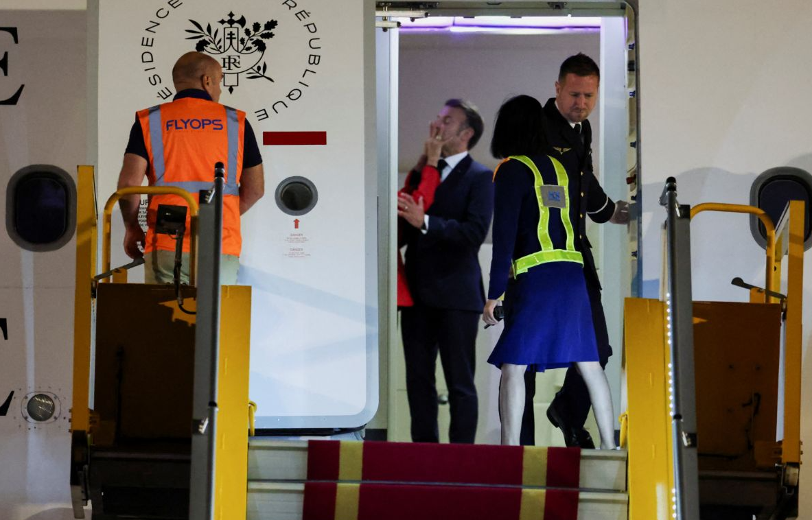 ¿Emmanuel Macron fue abofeteado por su esposa? Presidente resta importancia al incidente