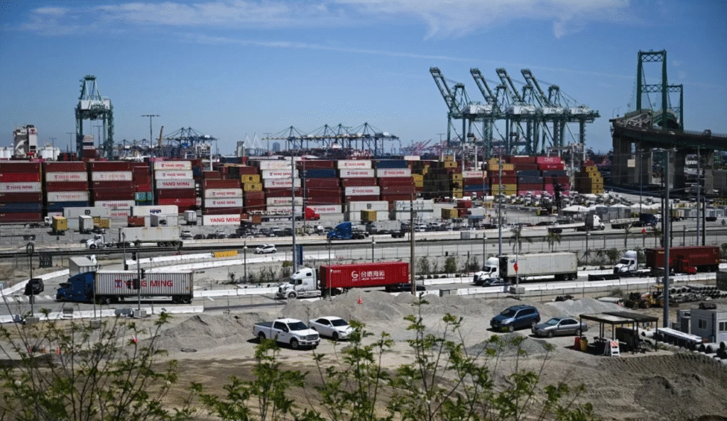 Llegan a Los Ángeles los primeros barcos con productos chinos con aranceles del 145 % y disminuyen las importaciones