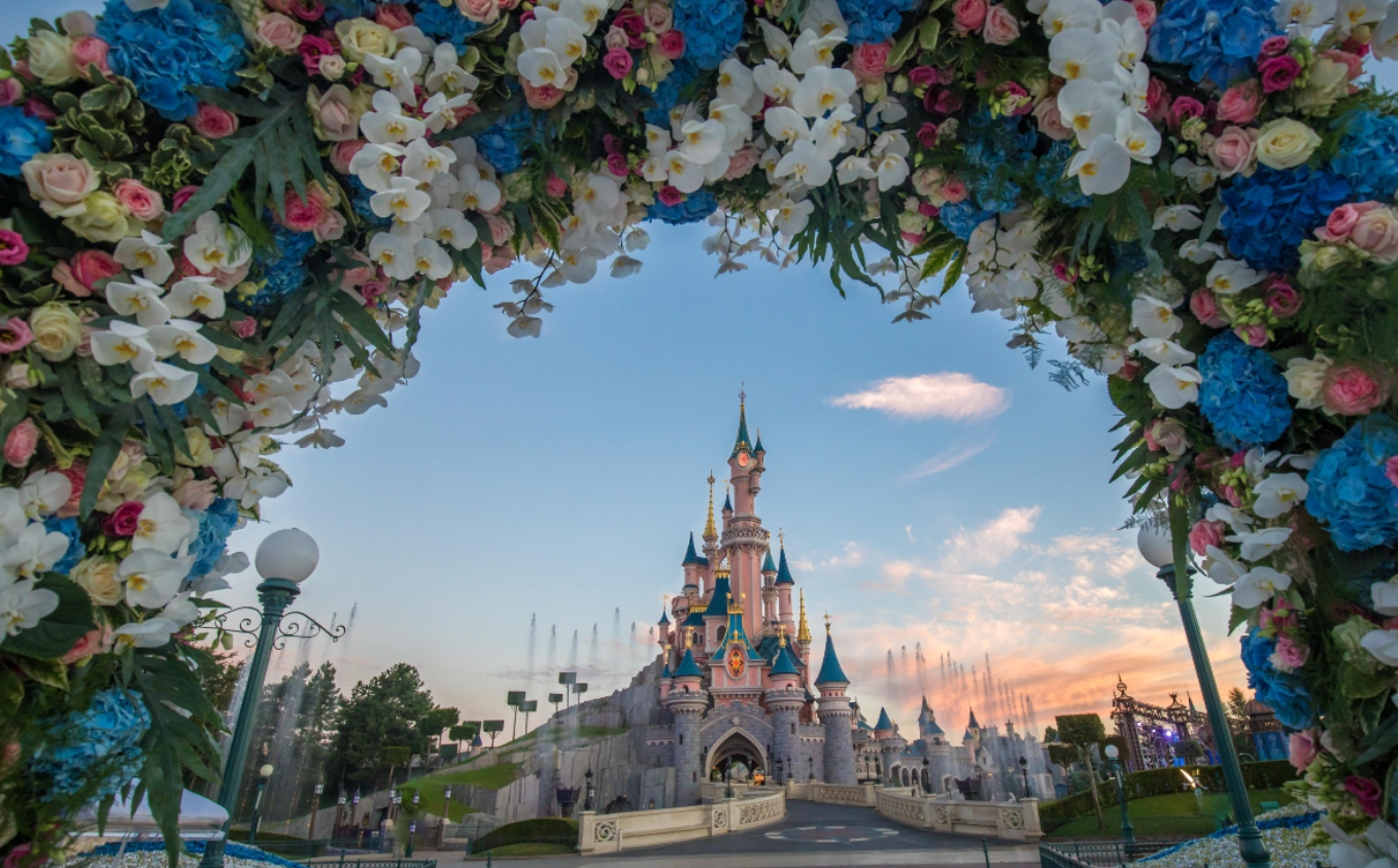 Detienen a cuatro personas en una boda falsa que involucraba a una niña en Disneyland París