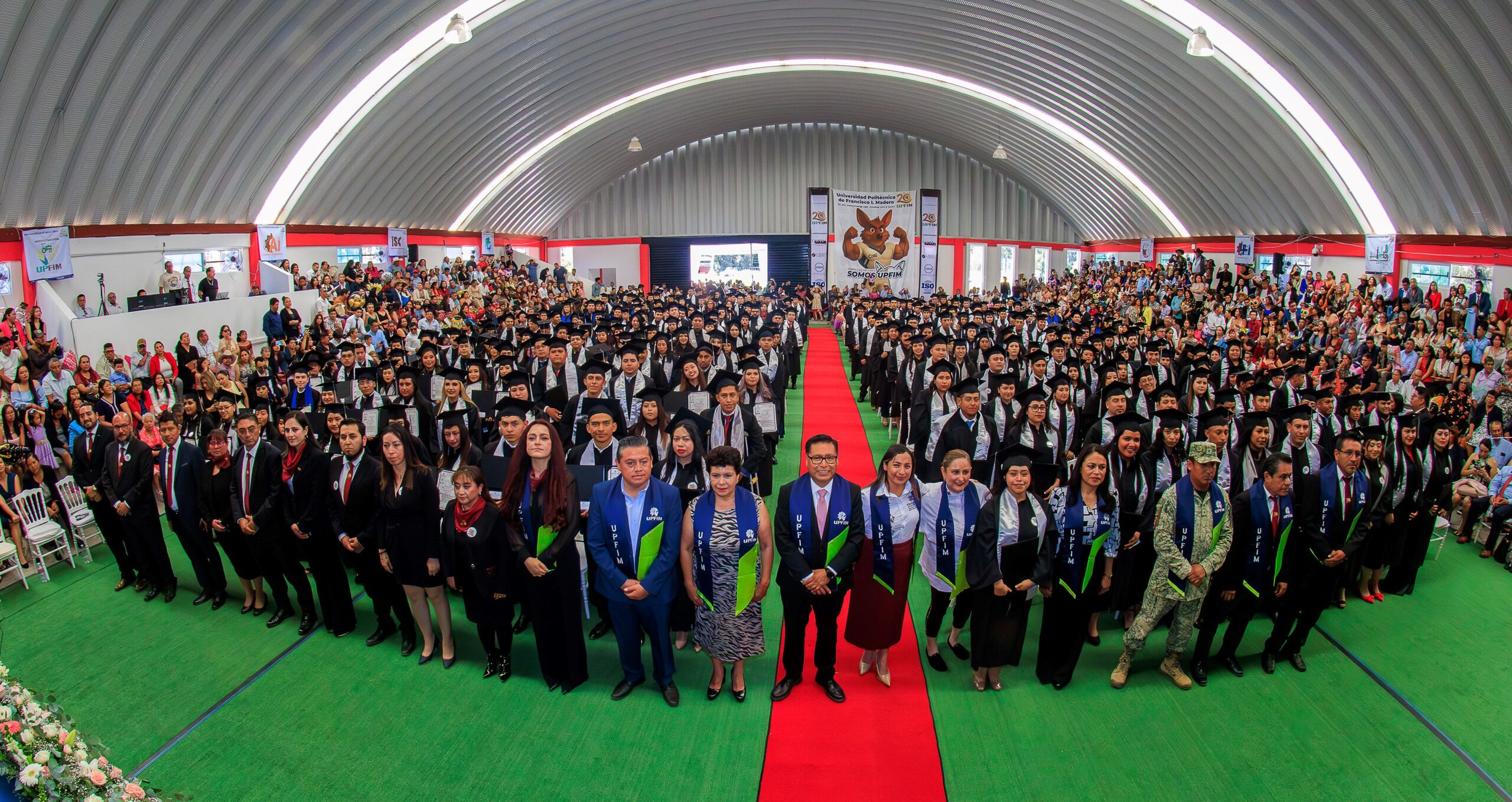 Entrega UPFIM 374 títulos y cédulas profesionales a sus egresados