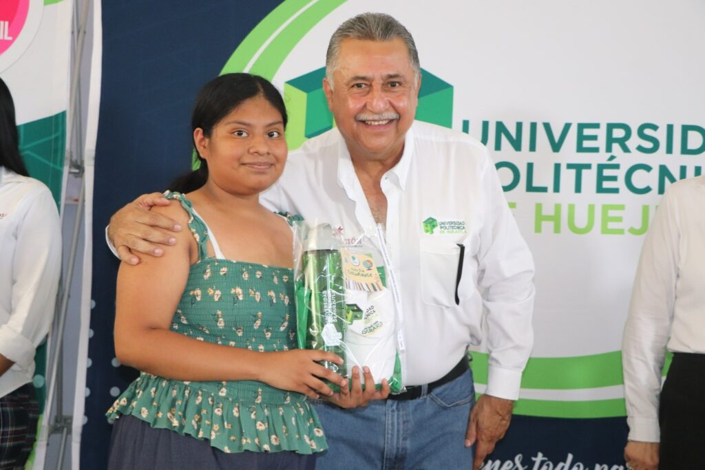 Estudiantes de la UPH reciben reconocimientos y apoyos para prácticas académicas