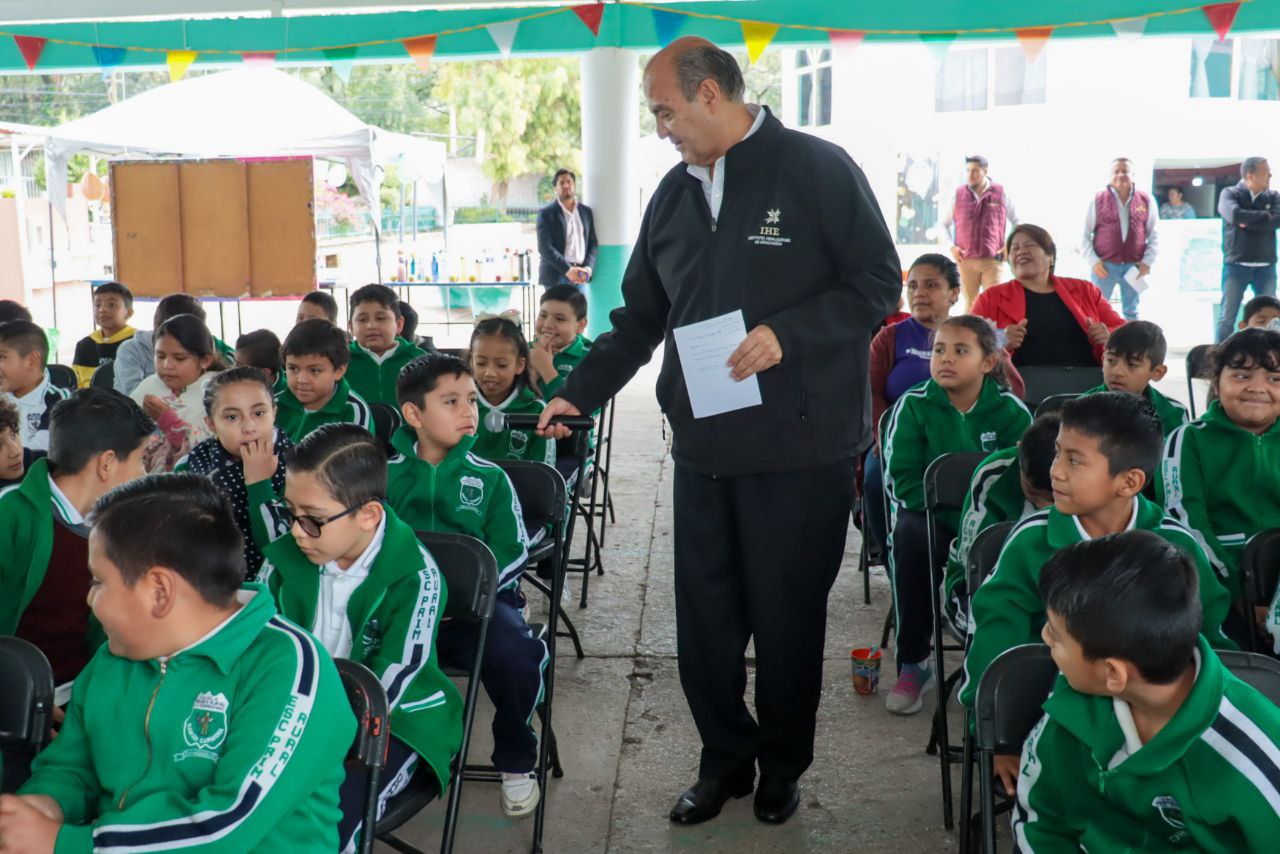 Natividad Castrejón promueve salud y becas en Tepeji del Río y Tula de Allende