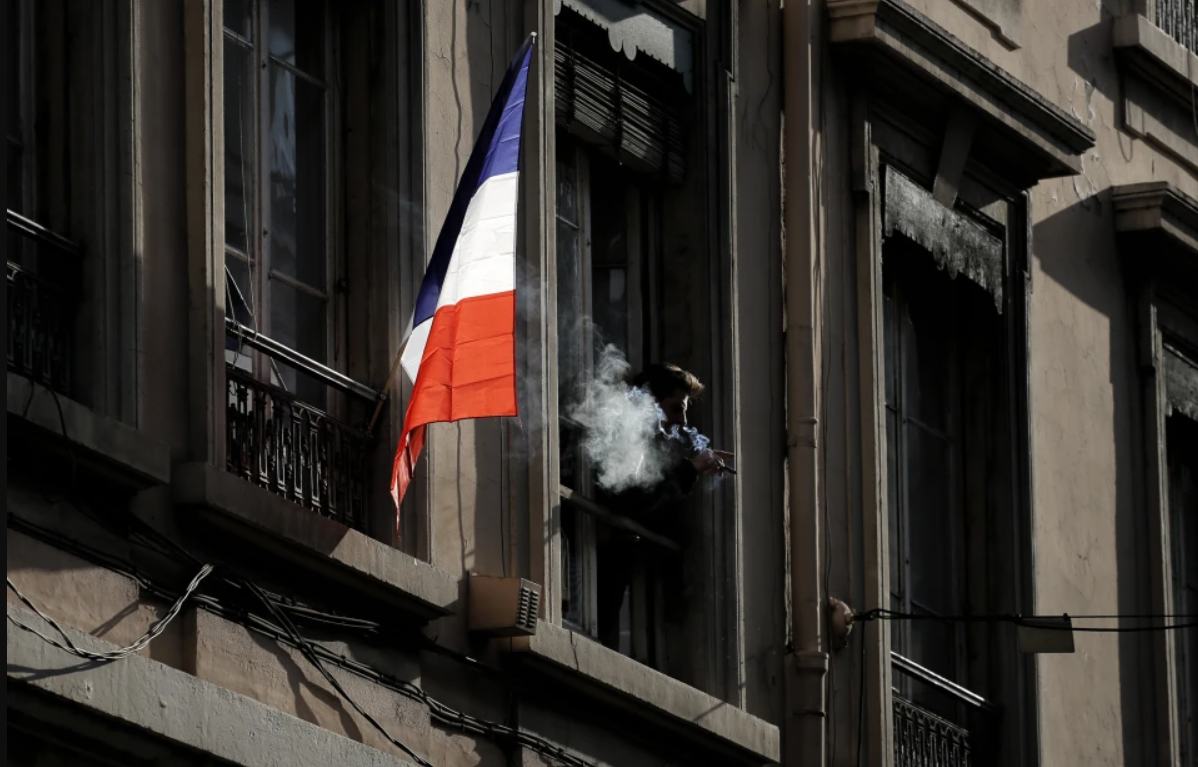 Francia prohibirá fumar en parques, playas y cerca de escuelas