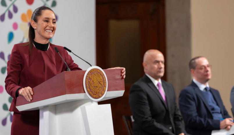El Gobierno de México, a través de la Secretaría de Infraestructura, Comunicaciones y Transportes (SICT), informó que, a la fecha, se han creado 52 mil 762 empleos directos e indirectos con las primeras obras del Programa Nacional de Infraestructura Carretera. En la conferencia matutina: “Las mañaneras del pueblo”, que encabeza la Presidenta de México, Claudia Sheinbaum Pardo, el secretario de Infraestructura, Comunicaciones y Transportes, Jesús Antonio Esteva Medina, destacó que se invertirán 53 mil 312 millones de pesos (mdp) en 2025, mientras que en todo el sexenio serán 372 mil 804 mdp. “Esta es la inversión total en 2025: 53 mil millones (de pesos), generando (a la fecha) 52 mil empleos entre directos e indirectos, 372 mil millones de pesos la inversión 2025-2030”, resaltó el titular de la SICT. Recordó que son 109 kilómetros (km) de obras de continuidad, 2 mil 220 km de ejes prioritarios, 16 km en 21 puentes y distribuidores, 904 km del programa Lázaro Cárdenas del Río, obras del Programa Carretero de Guerrero, 2 mil 107 km de caminos artesanales, 48 mil 653 km de conservación rutinaria y casi 10 mil de conservación periódica. Además, como parte de las acciones emergentes tras el paso del huracán Erick, en Guerrero y Oaxaca, se han retirado 173 mil 800 metros cúbicos (m3) de material producido por deslaves y derrumbes, a través de las acciones de 547 trabajadores con 223 máquinas, además de que se realiza la revisión de 10 puentes. Informó que de las obras de continuidad los trabajos marchan en orden, con ello se estima su conclusión este año, en el caso de San Ignacio - Tayoltita en Sinaloa y Durango será en julio; el Puente Rizo de Oro en Chiapas en octubre y el Puente Nichupté en Quintana Roo en diciembre. Sobre los ejes prioritarios, destacó que actualmente se encuentran obras en proceso en Cuautla- Tlapa donde se ha avanzado un cinco por ciento; en Tamazunchale - Huejutla con un avance del seis por ciento; en Bavispe-Nuevos Casas Grandes con un avance de 23 por ciento; en Macuspana - Escárcega con un avance de 17 por ciento; y en Salina Cruz - Zihuatanejo con un avance del nueve por ciento. Además, el Circuito Tierra y Libertad con avance del 2 por ciento y en Toluca-Zihuatanejo con un avance de cinco por ciento De los 21 puentes y distribuidores viales de los cuales 11 serán construidos este año. Las obras ya iniciaron en Glorieta Fonatur en Baja California, Alameda Oriente en Ciudad de México y Estado de México, Arco Norte en Colima y Jojutla en Morelos, mientras que en los próximos 15 días arranca la construcción en Colima del libramiento Arco Sur, la reconstrucción del puente La Presa y El Chical, cuyos trabajos inician el 30 de julio; en Nayarit, el puente Amado Nervo, el 30 de junio; en Sinaloa, el México-Pérez Escobosa, el 4 de agosto; en Tlaxcala, el viaducto Santa Ana, el 30 de junio; y el acceso al puerto de Veracruz. En 2026, se comenzarán a construir: en Colima, Barrio V, el ingreso principal a Manzanillo, La Flechita y Las Tunas; en Morelos, el acceso a la Universidad Autónoma del estado de Morelos; en Sinaloa, el “Luis Donaldo Colosio”; en Querétaro, Avenida de Los Patos; en Quintana Roo la falla geológica y en Veracruz, Coatzacoalcos y el distribuidor vial Paso del Toro. El programa General Lázaro Cárdenas del Río ya se arrancó con 4 frentes de trabajo en Nochixtlán-Huajuapan, Chazumba-Huajuapan, Huajuapan – Mariscala – Tamazola – Silacayoapan y Putla de Guerrero a Pinotepa Nacional. Recordó que en 2025 serán 612 km y para el 2026 serán 904 km. Del Programa Carretero de Guerrero, se reconstruirán 5 puentes y 12 tramos carreteros de la red federal y 63 puentes y 43 tramos de la red estatal, de los cuales ya hay 46 puentes en proceso. Sobre los Caminos Artesanales informó que ya se encuentran 347 personas trabajando en 38 frentes de obra. El programa Bachetón, puntualizó, contempla una inversión en 2025 de 30 mil mdp y 219 mil mdp en todo el sexenio, con la cual cada año se atenderán 48 km de la Red Federal Libre de Peaje y adicional a ello se avanzará en las repavimentaciones. Mientras que en la modernización de autopistas se trabaja en Pátzcuaro-Uruapan; Armería-Manzanillo; Zitácuaro-Maravatío, Uruapan, Nueva Italia, Cardel-La Mancha y el libramiento de Lagos de Moreno. En cuanto a la inversión mixta se realizan obras en Tepic-Compostela; Córdoba-Orizaba y se encuentran en estudios con Banobras: el Puente Internacional Nuevo Laredo, Nueva Italia-Lázaro Cárdenas, el Bypass Tijuana-Ensenada, Las Varas-Platanitos y el corredor Golfo Norte.