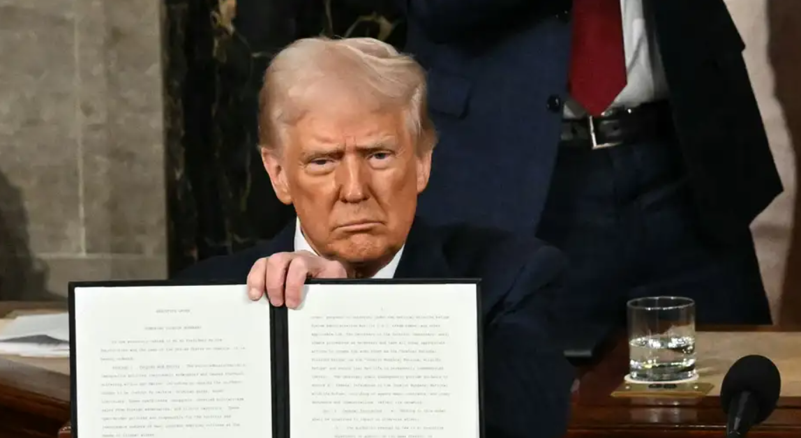 Gobierno de Trump planea suspender visas a ciudadanos de 36 países