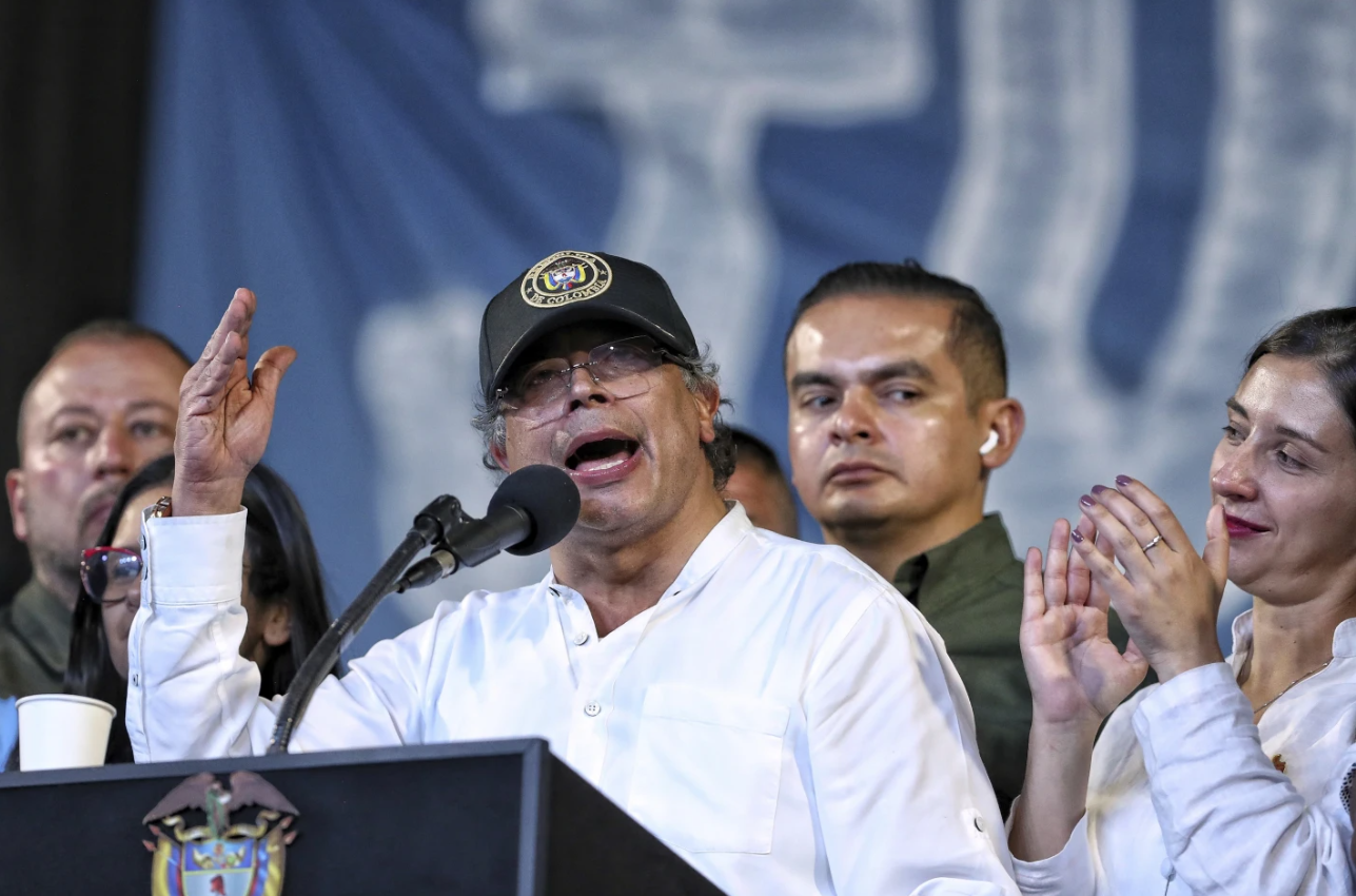 Gustavo Petro firma nueva ley laboral en Colombia