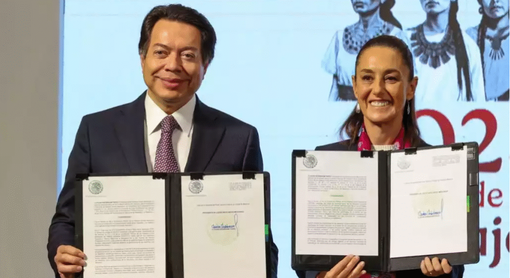 Sheinbaum firma dos decretos en beneficio de maestros