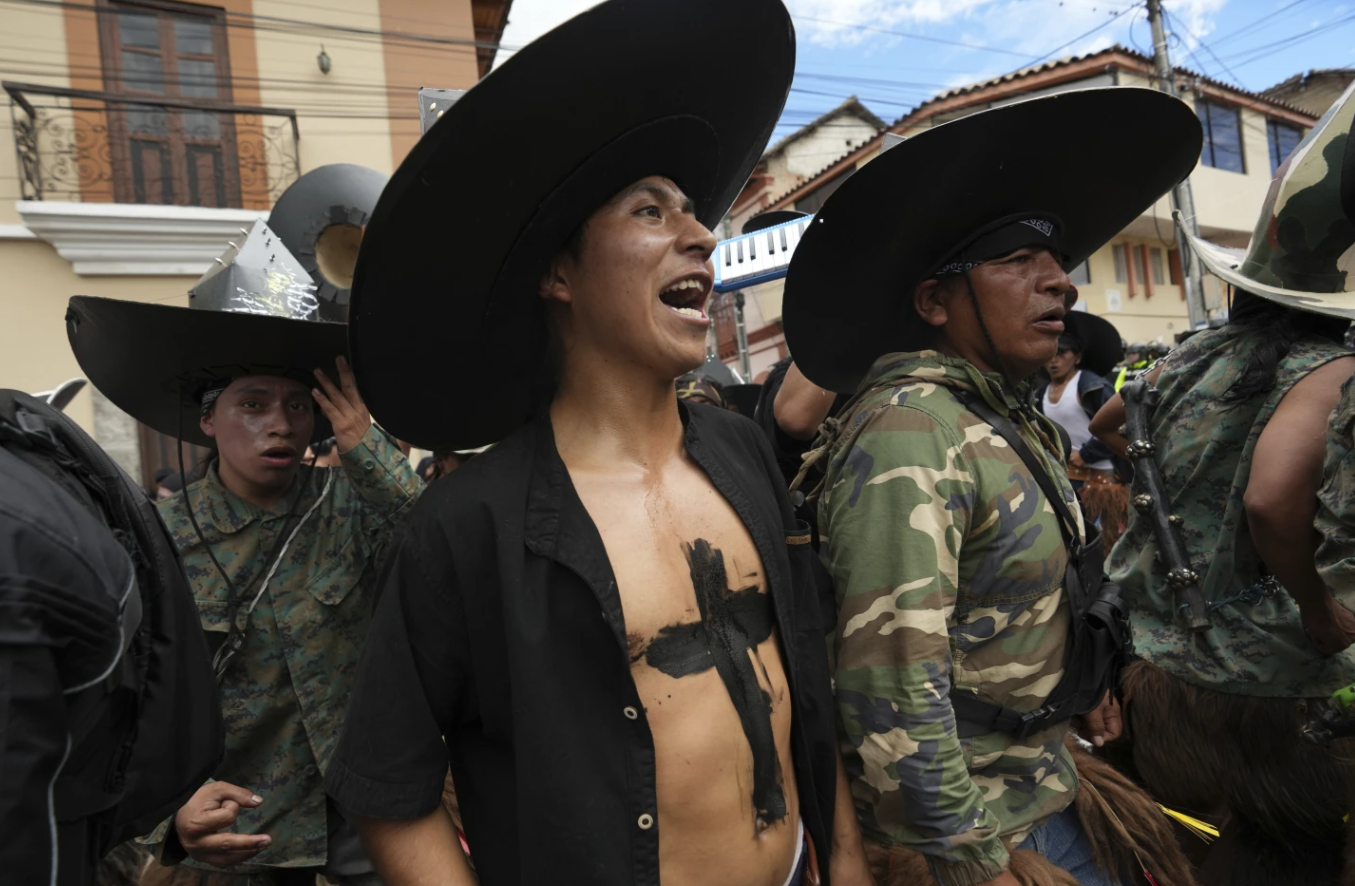Indígenas ecuatorianos agradecen la cosecha con una fiesta en la que bailan y zapatean por horas