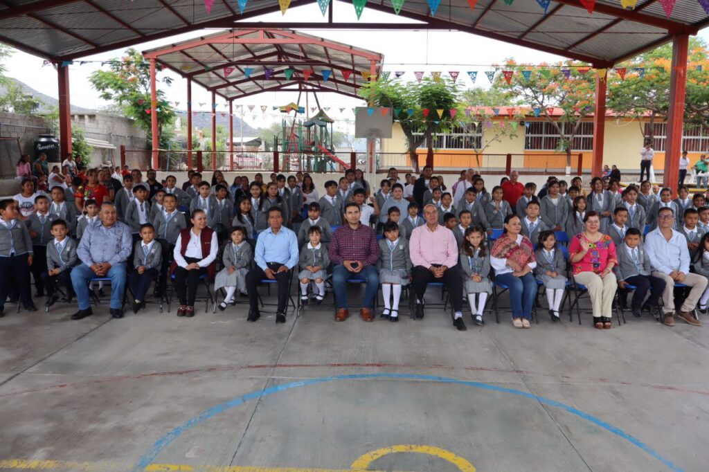 Más de 2 mil estudiantes reciben mobiliario en Metztitlán y San Agustín Metzquititlán