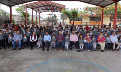Más de 2 mil estudiantes reciben mobiliario en Metztitlán y San Agustín Metzquititlán