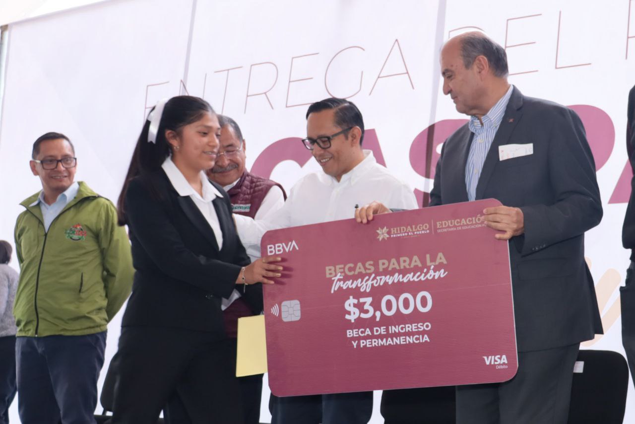 Natividad Castrejón fortalece la educación superior con entrega de becas en Mixquiahuala