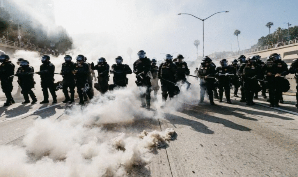 Personas migrantes comparten por chats redadas en EUA