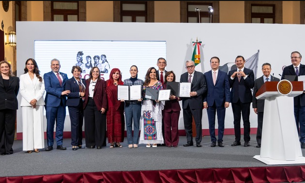 Como parte del Plan México, la Presidenta Claudia Sheinbaum Pardo dio arranque a los primeros 15 Polos de Desarrollo Económico para el Bienestar (PODECOBIS) que se ubicarán en 14 estados, con los cuales se fortalecerán las inversiones y se generarán 300 mil empleos para las mexicanas y los mexicanos, así como una inversión de 1.5 del Producto Interno Bruto (PIB). “Uno de los ejes centrales del Plan México para fortalecer las inversiones nacionales y extranjeras es ordenar la inversión por clusters —se llama—, zonas en donde haya desarrollo, principalmente industrial, aunque no solo, también estamos planteando de servicios y turismo. Polos de Desarrollo que permitan, por un lado, tener inversión de empresas manufactureras o de servicios, y que en estos mismos Polos haya vivienda y haya desarrollo integral: escuelas, hospitales. De tal manera que no sigamos con un proceso de desarrollo desordenado, que quede lejos las fuentes de empleo de los lugares donde viven las y los trabajadores”, destacó. Puntualizó que los Polos de Desarrollo Económico para el Bienestar además, tienen el objetivo de cumplir con las condiciones ambientales, de recursos naturales, de energía, de infraestructura, que hay en los distintos lugares del país. Por ello, la Jefa del Ejecutivo Federal, en conjunto con las gobernadoras y gobernadores, realizaron la Firma de la Carta de Intención para los Polos de Desarrollo Económico para el Bienestar, lo cual, destacó, demuestra la coordinación y la unidad que hay en todo el país, además de que acordó con ellos que para la conformación de estos parques industriales los trámites serán resueltos con rapidez. “El Plan México va, hay mucha coordinación, hay mucha unidad en nuestro país con todas y todos los gobernadores sacando adelante a México que es lo más importante”, destacó. El secretario de Economía, Marcelo Ebrad Casaubon, precisó que la prioridad de los Polos de Desarrollo Económico para el Bienestar es concentrar los esfuerzos de autoridades federales y estatales para impulsar la actividad económica y promover la prosperidad compartida. Anunció que los primeros 15 Polos estarán ubicados en: Seybaplaya, Campeche; Juárez, Chihuahua; Durango, Durango; Nezahualcóyotl, Estado de México; Celaya, Guanajuato; un polo dedicado a la Economía Circular en Hidalgo; AIFA, Hidalgo; Morelia, Michoacán; Ciudad Modelo, Puebla; Chetumal, Quintana Roo; Topolobampo, Sinaloa; Altamira, Tamaulipas; Huamantla, Tlaxcala; Tuxpan, Veracruz y Hermosillo, Sonora. Para su instalación habrá una serie de facilidades y estímulos fiscales: Promover inversiones en maquinaria y equipo: Deducción inmediata del 100 por ciento de inversión en activos fijos nuevos. Fomentar programas de capacitación dual: Deducción adicional del 25 por ciento en programas de capacitación. Impulsar la innovación: Iniciativas de investigación y desarrollo con deducción adicional del 25 por ciento. Reiteró que dichos Polos forman parte del Plan México, por lo que implican sectores como: agroindustria, aeroespacial, automotriz, bienes de consumo, farmacéutica y dispositivos médicos, electrónica y semiconductores, energía, química y petroquímica, textil y calzado, economía circular. Puntualizó que con la Firma de la Carta de Intención para los Polos de Desarrollo Económico para el Bienestar se emiten las declaratorias en el Diario Oficial de la Federación (DOF), además de que se suscriben los Convenios de Coordinación con los cuales los gobiernos estatales pueden dar inicio al proceso de licitación para elegir a los operadores de cada uno de los parques industriales, y en agosto comenzar con las adjudicaciones y la instalación de las empresas Suscribieron la carta las gobernadoras de Veracruz, Rocío Nahle García; de Tlaxcala, Lorena Cuéllar Cisneros; de Quintana Roo, Mara Lezama Espinosa; del Estado de México, Delfina Gómez Álvarez; de Guanajuato, Libia Dennise García Muñoz Ledo; de Chihuahua, María Eugenia Campos Galván; de Campeche, Layda Sansores San Román. Así como los gobernadores de Tamaulipas, Américo Villarreal Anaya; de Sonora, Alfonso Durazo Montaño; de Sinaloa, Rubén Rocha Moya; de Puebla, Alejandro Armenta Mier; de Michoacán, Alfredo Ramírez Bedolla; de Hidalgo, Julio Menchaca Salazar; de Durango, Esteban Villegas Villarreal; y el subsecretario de Industria y Comercio, Vidal Llerenas Morales.