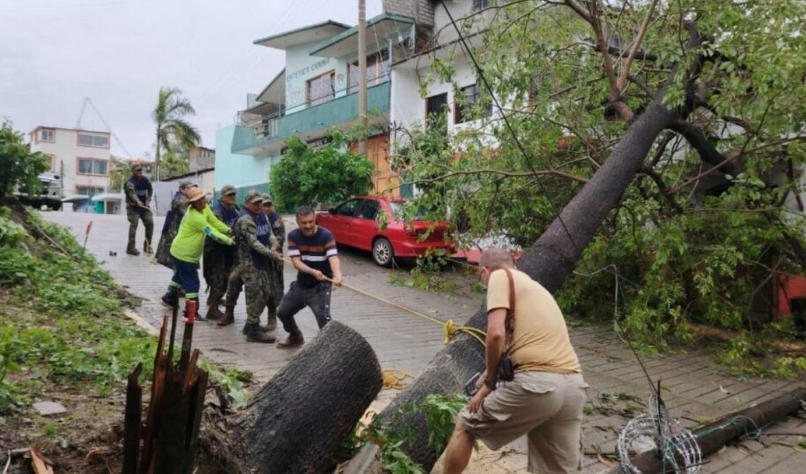 Reinician actividades en Guerrero y Oaxaca tras paso de Erick