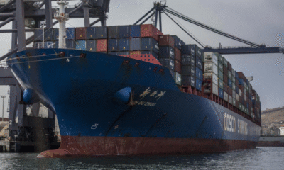 Se incendia buque con 3 mil vehículos en su camino a México