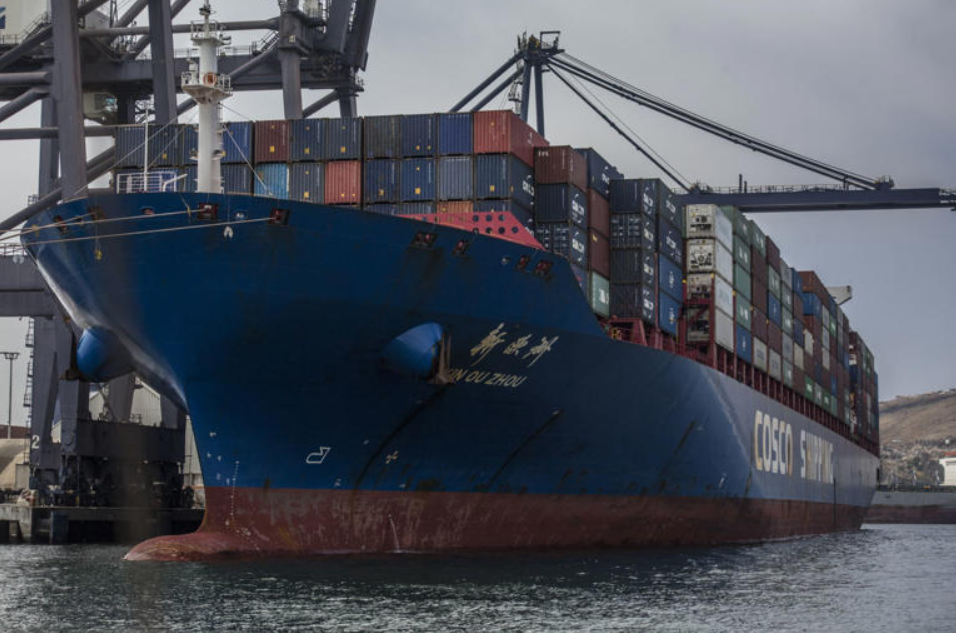 Se incendia buque con 3 mil vehículos en su camino a México